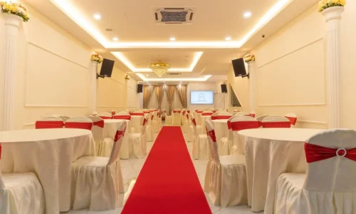 bk-hall-aisle